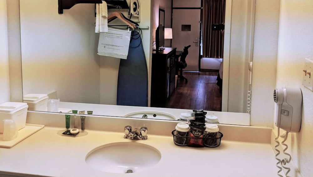 Room, 2 Queen Beds, Non Smoking, Refrigerator & Microwave photo 3