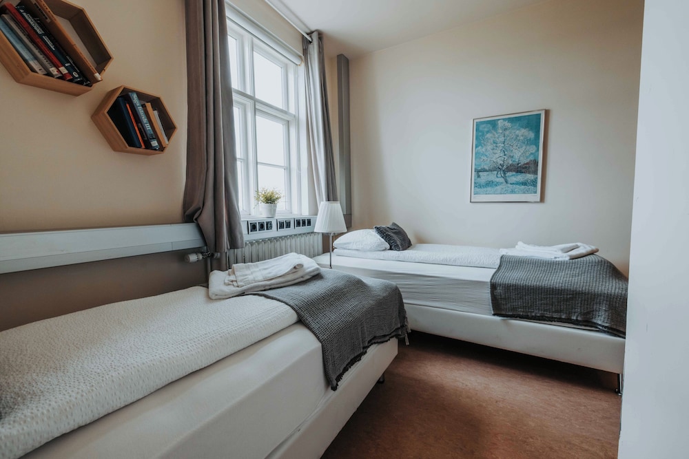 Twin Room, 2 Twin Beds, Shared Bathroom photo 3