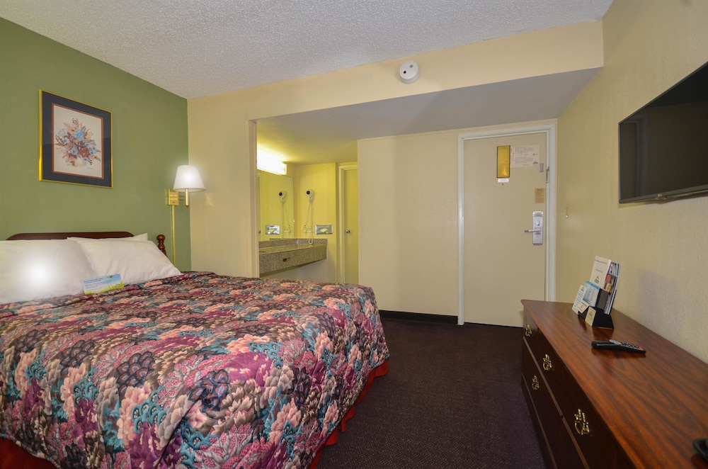 Standard Room, 1 King Bed, Smoking - Photo 7