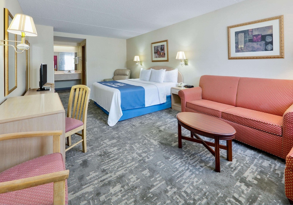 Suite, 1 King Bed, Smoking photo 1