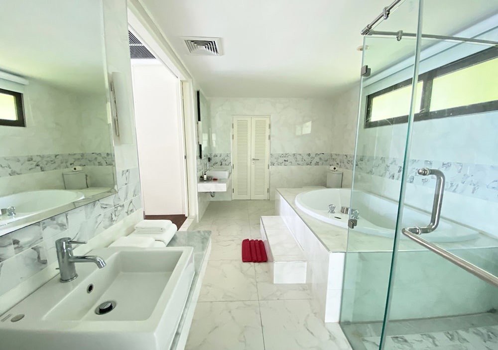 The Pool Residence 4 Bedrooms - Photo 2