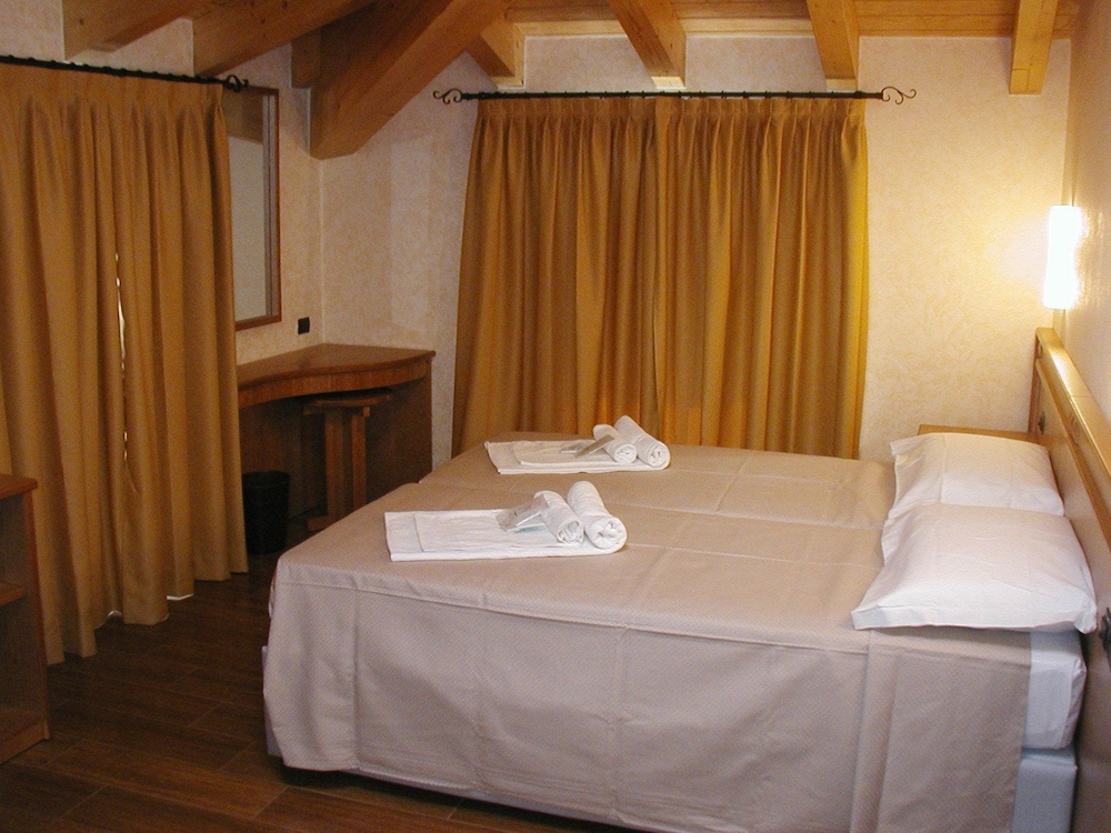 Classic Double Room, Balcony, Lake View photo 2