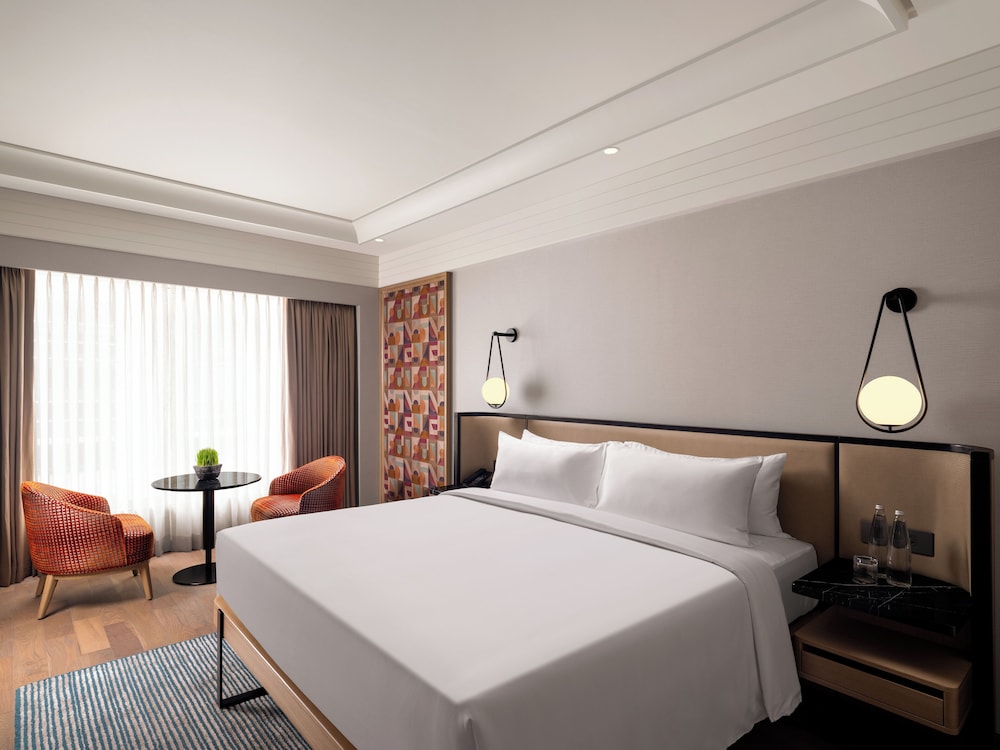 SUPERIOR CLUB ROOM WITH 1 KING BED - LOUNGE ACCESS WITH COCKTAIL HOURS