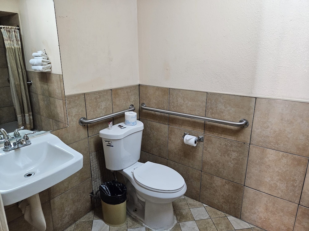 Deluxe Single Room, 1 Queen Bed photo 2