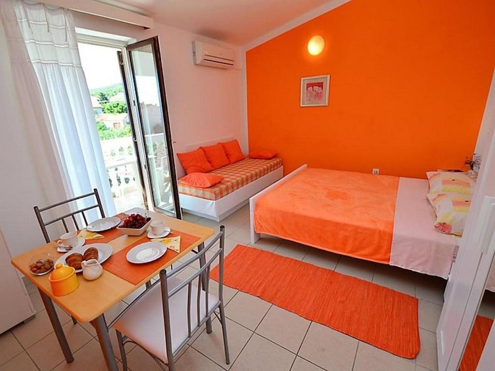 Studio (Studio Apartment with Balcony)