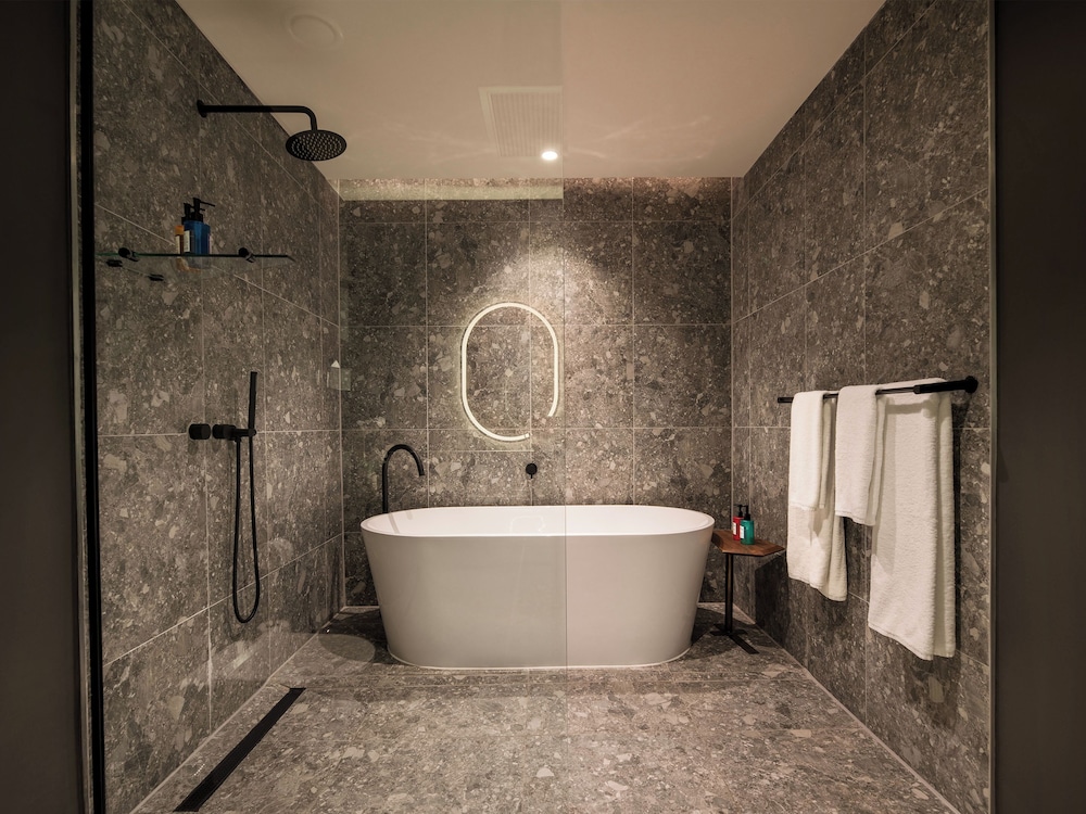 Executive Suite - Photo 6