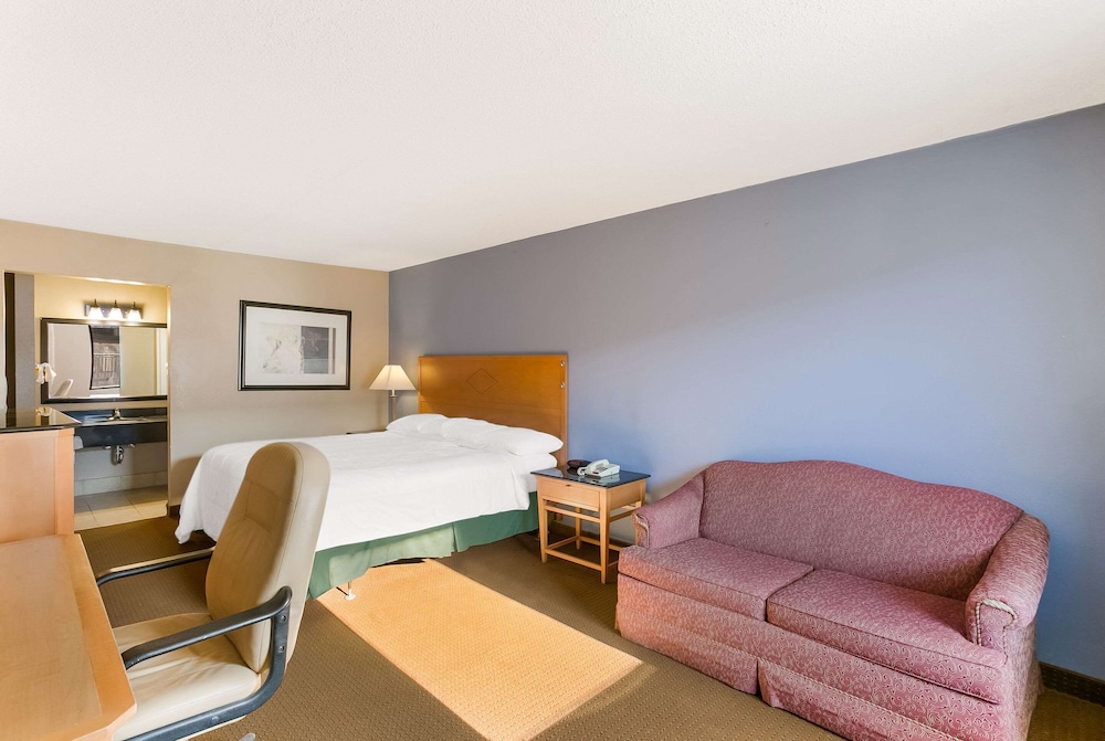 Standard Room, 1 King Bed, Non Smoking photo 1