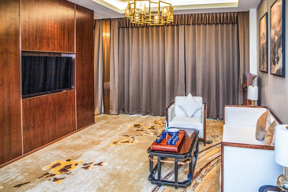 Business Suite, 1 King Bed, Non Smoking photo 2
