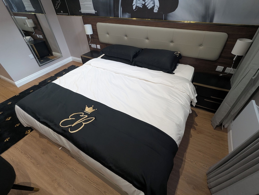 Luxury Suite, 1 King Bed, Non Smoking, City View photo 2