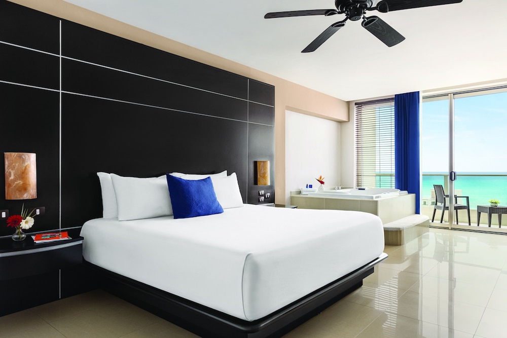 Premium Suite, 1 King Bed photo 1