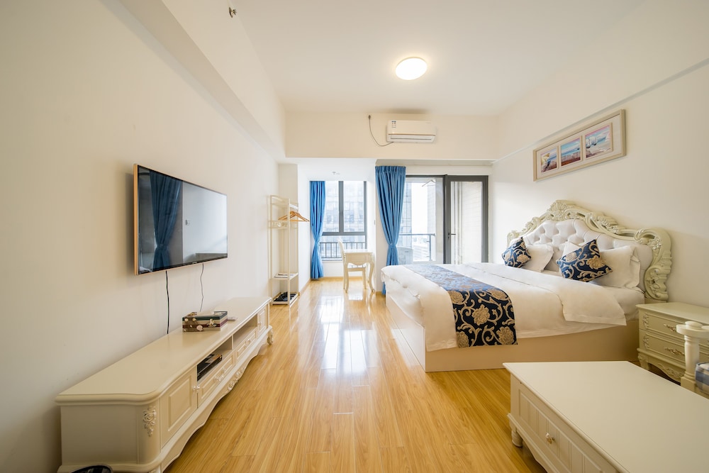 Romantic Apartment, 1 Queen Bed, Balcony photo 1
