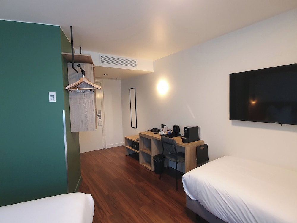 Family Room, Multiple Beds, Non Smoking (Shower Only) - Photo 3