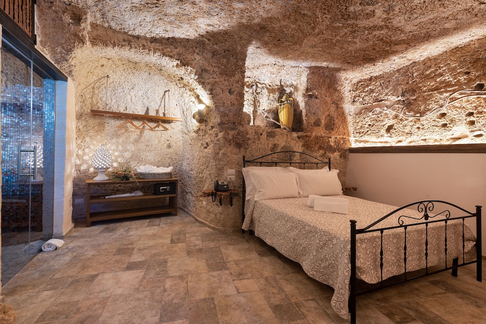 Suite - Photo 1