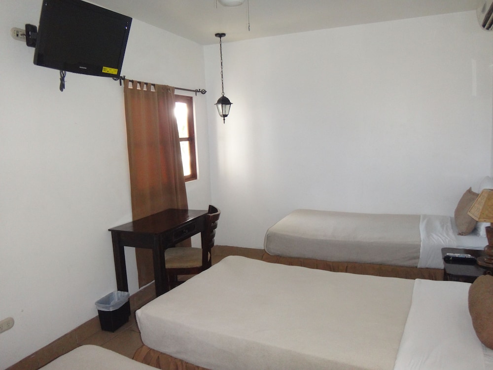 Standard Room, Pool View (2 twin beds ) photo 3