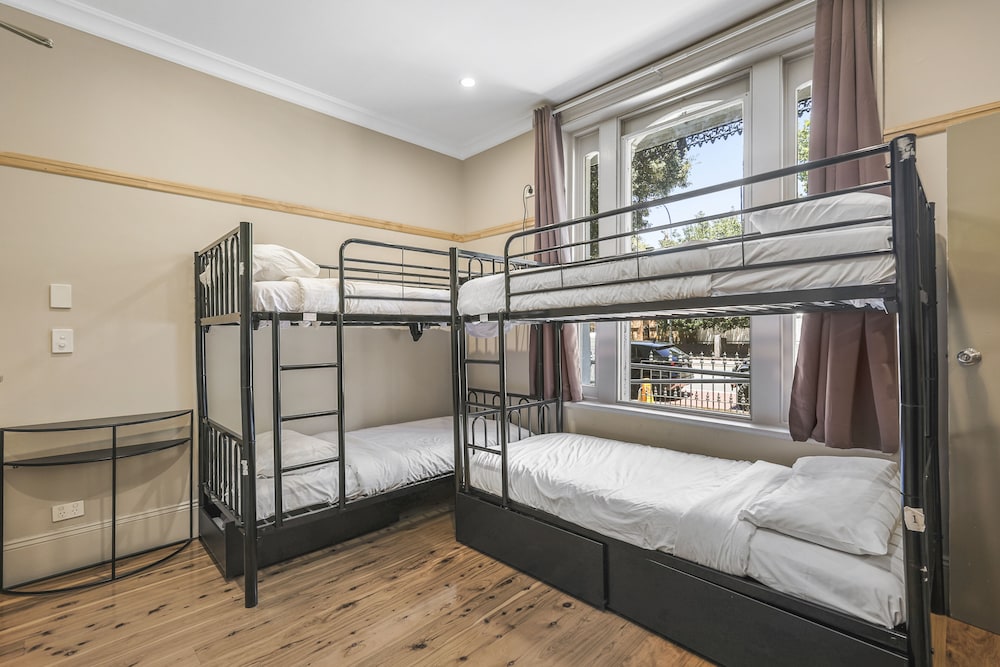 Mixed 4 Beds with Private Bathroom photo 3