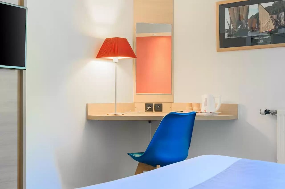 Room - Photo 8