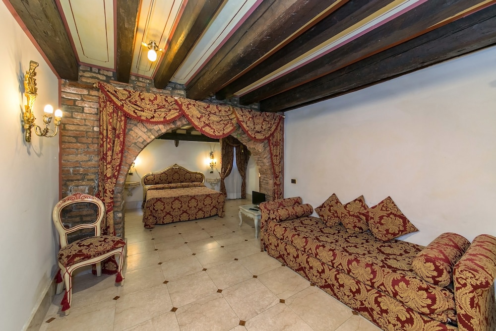 Suite, Annex Building photo 2