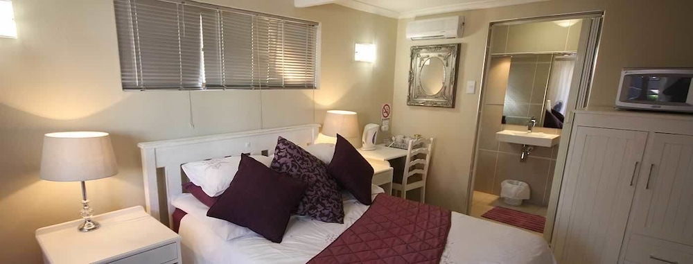 Deluxe Room, 1 Bedroom (Queen Room) photo 3