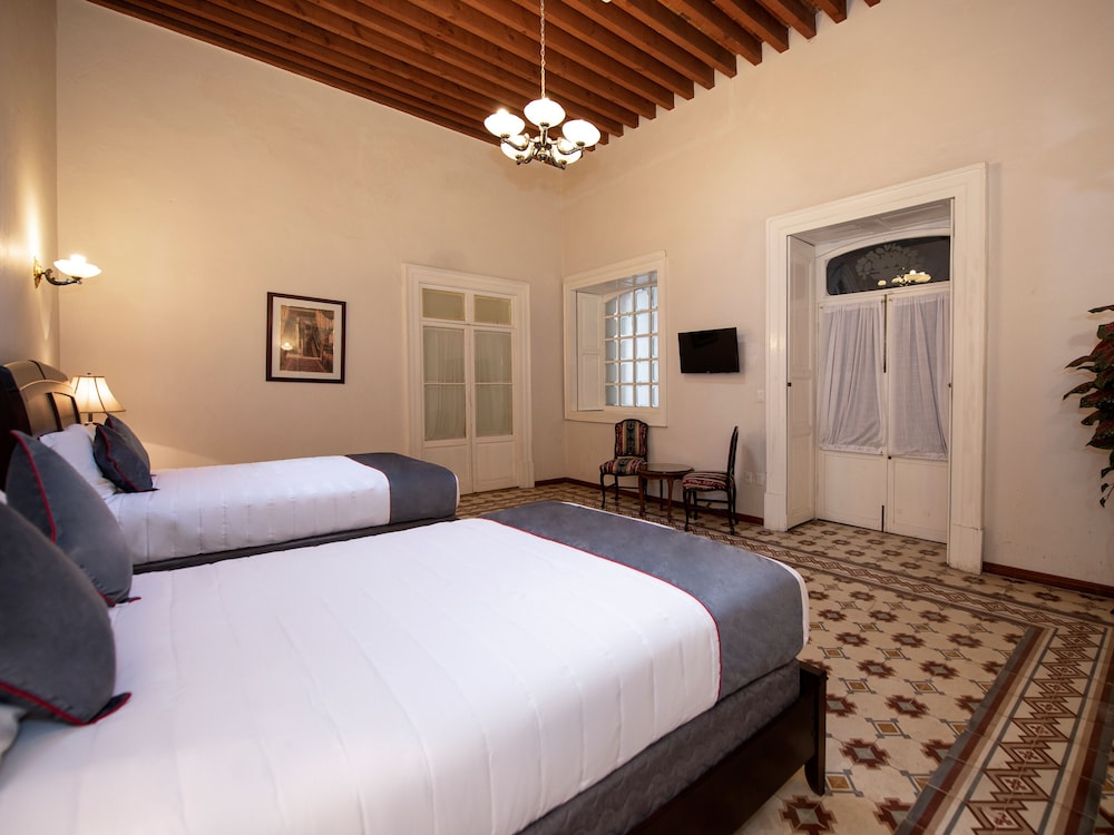 Suite, 2 Bedrooms - Photo 4