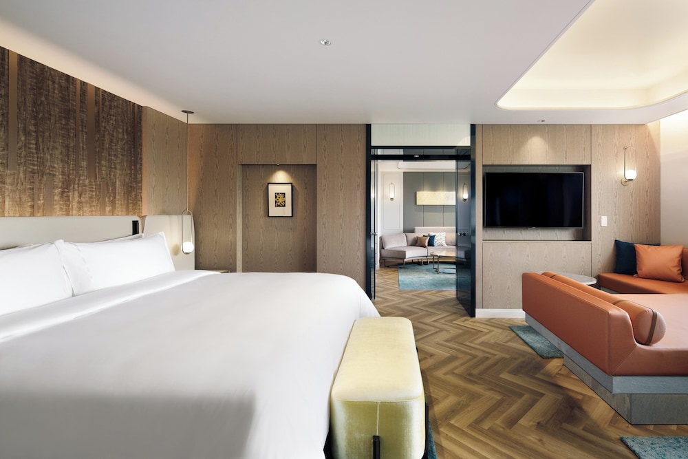 Club Suite, 1 King Bed (View) - Photo 2