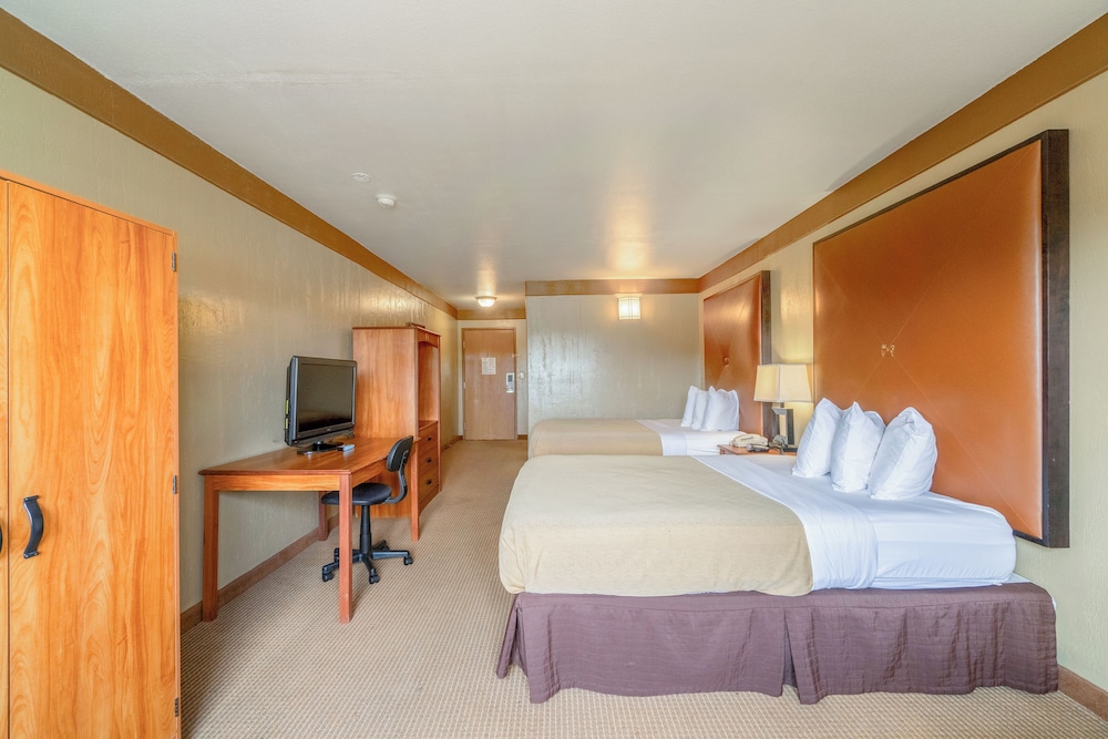 Room, 2 Queen Beds, Non Smoking - Photo 8