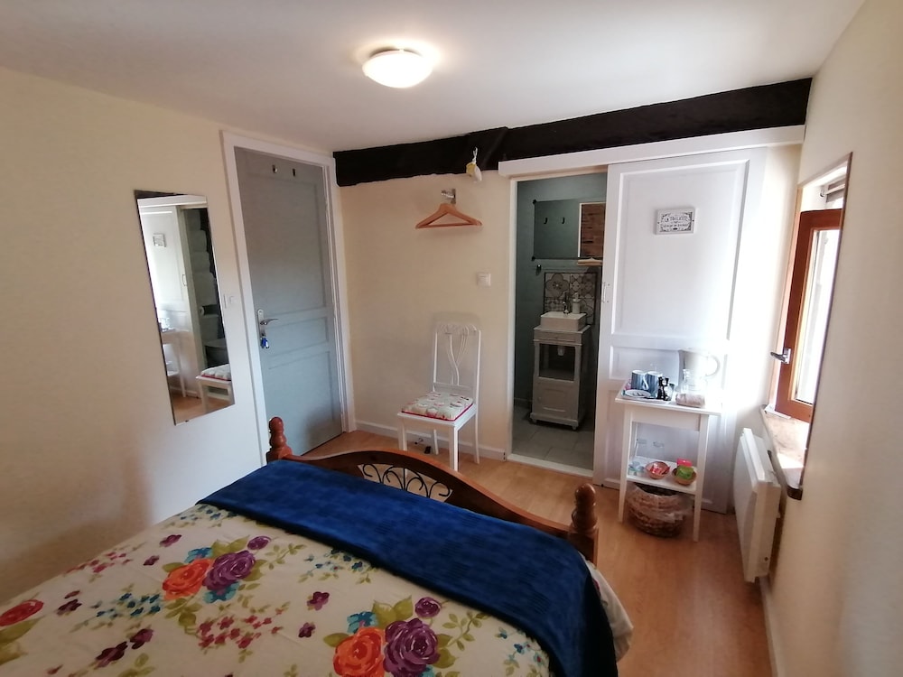 Double Room Single Use, 1 Double Bed (Le Clain) photo 3