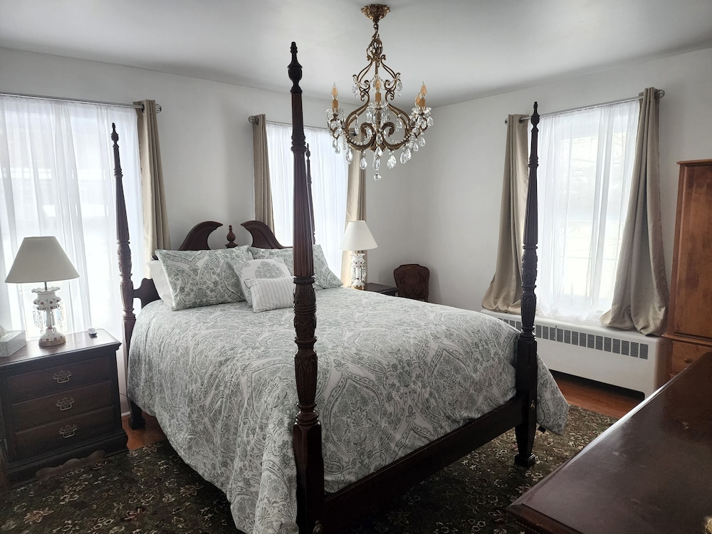 Queen Room Chapman Carriage House Room 21 photo 1
