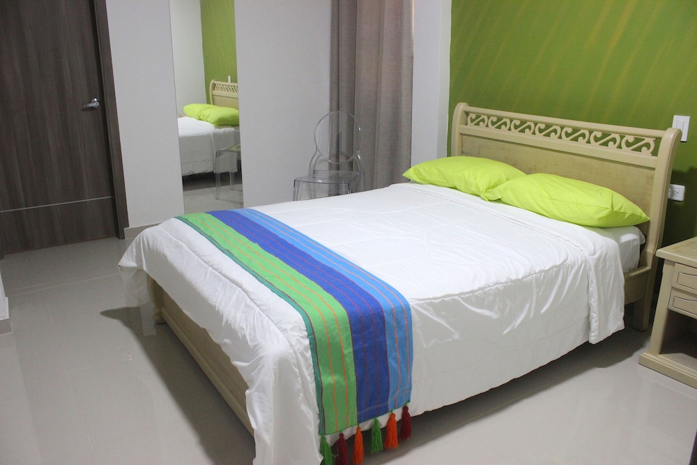 Comfort Suite, 1 Queen Bed, Hot Tub, Garden View photo 1