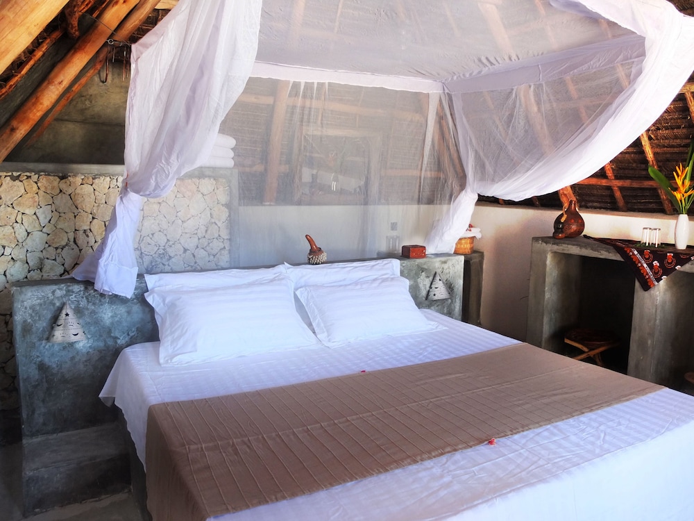 Standard Bungalow, 1 King Bed, Pool View photo 2