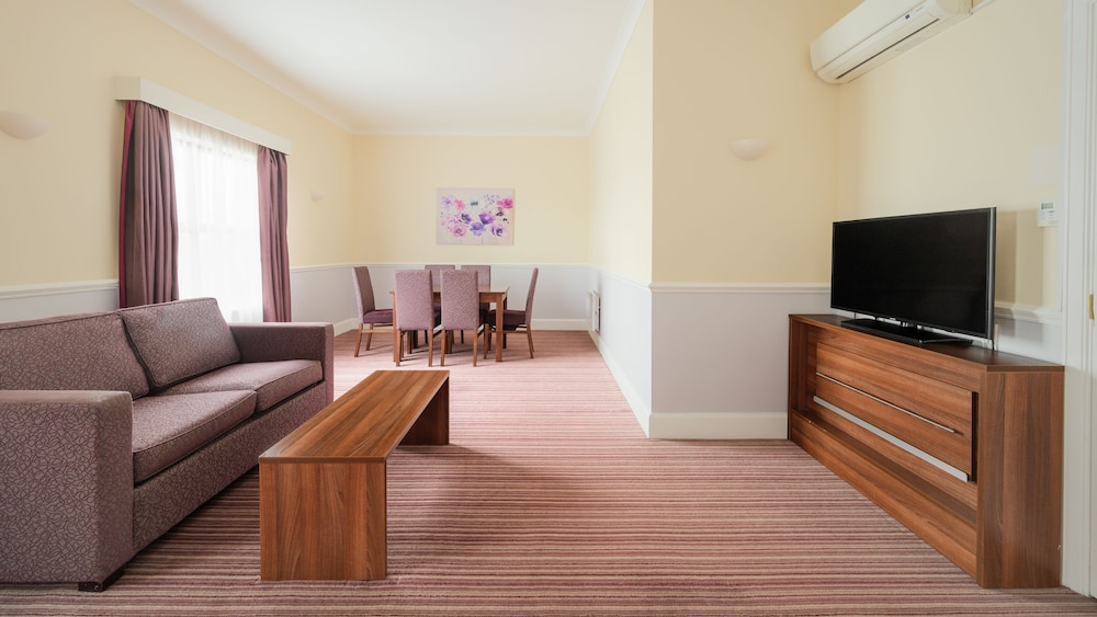 Suite, 1 Bedroom (Dining Area) photo 3