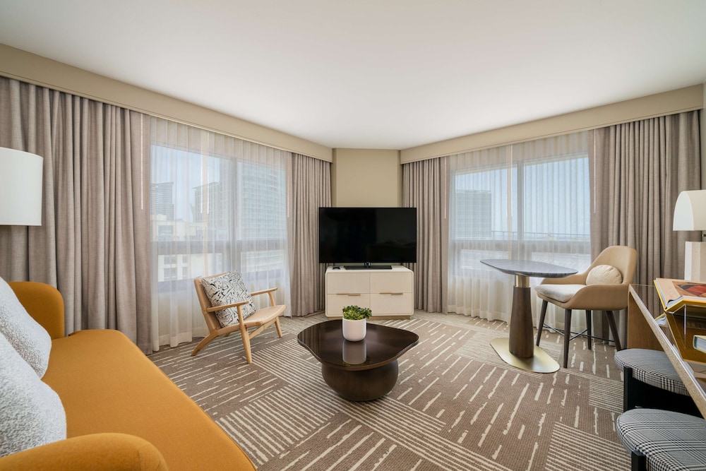 Premium 1 Bedroom Suite - 1 King thumbnail 6