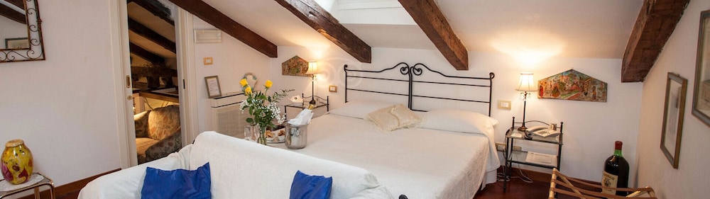 Suite, 1 King Bed, Hot Tub photo 1