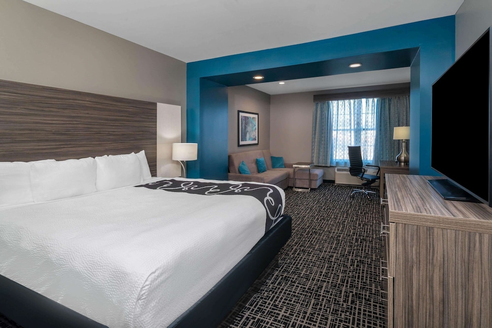 Deluxe Room, 1 King Bed, Non Smoking photo 3