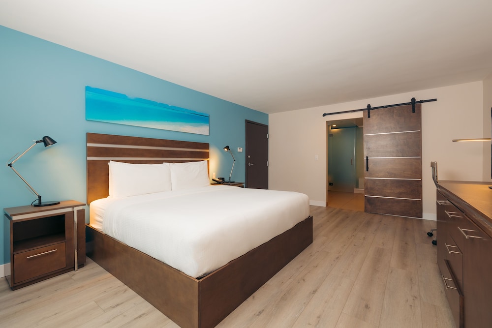King Bed Suite - Photo 2