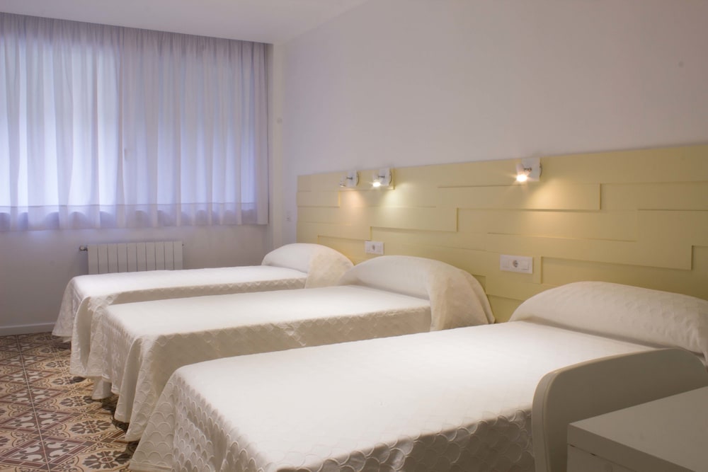 Comfort Triple Room, 3 Twin Beds, Ensuite, Park View photo 2
