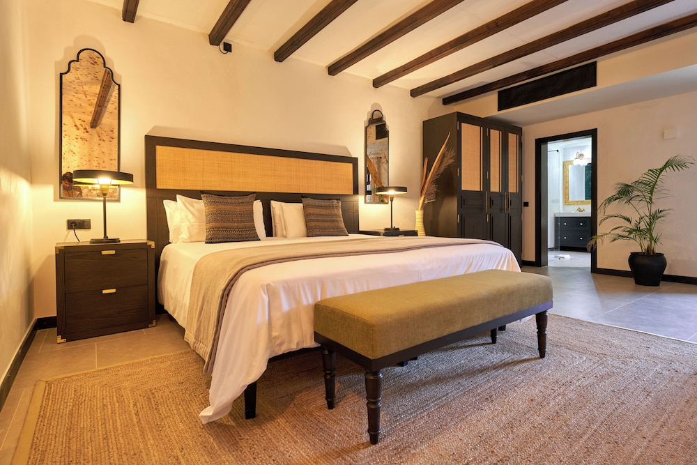Premier Suite, 1 King Bed, Hot Tub, Garden Area photo 2