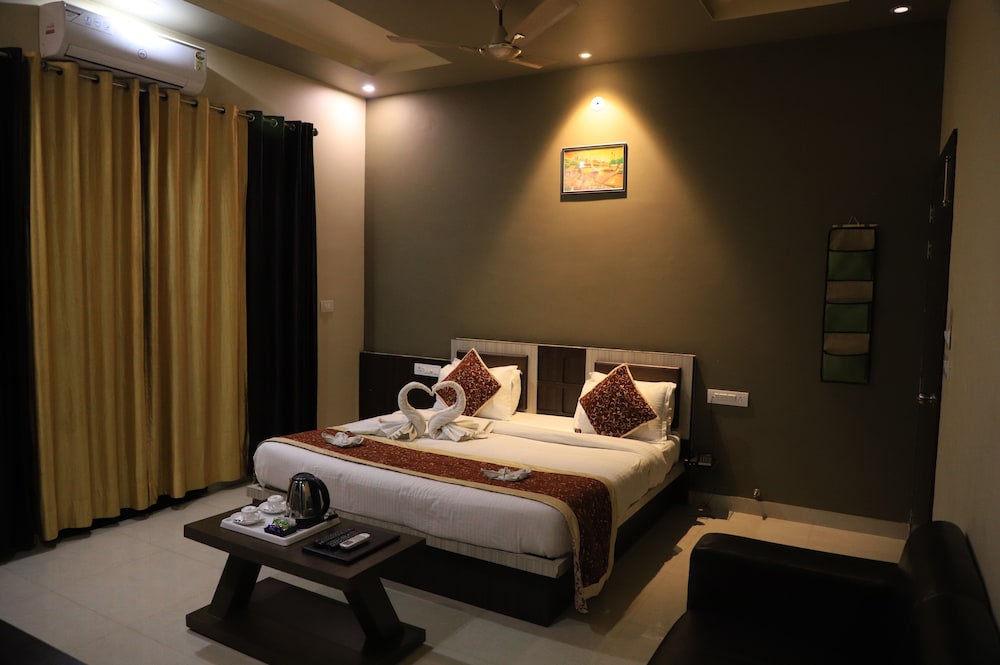 Luxury Room, 1 King Bed, Balcony, Mountain View photo 3
