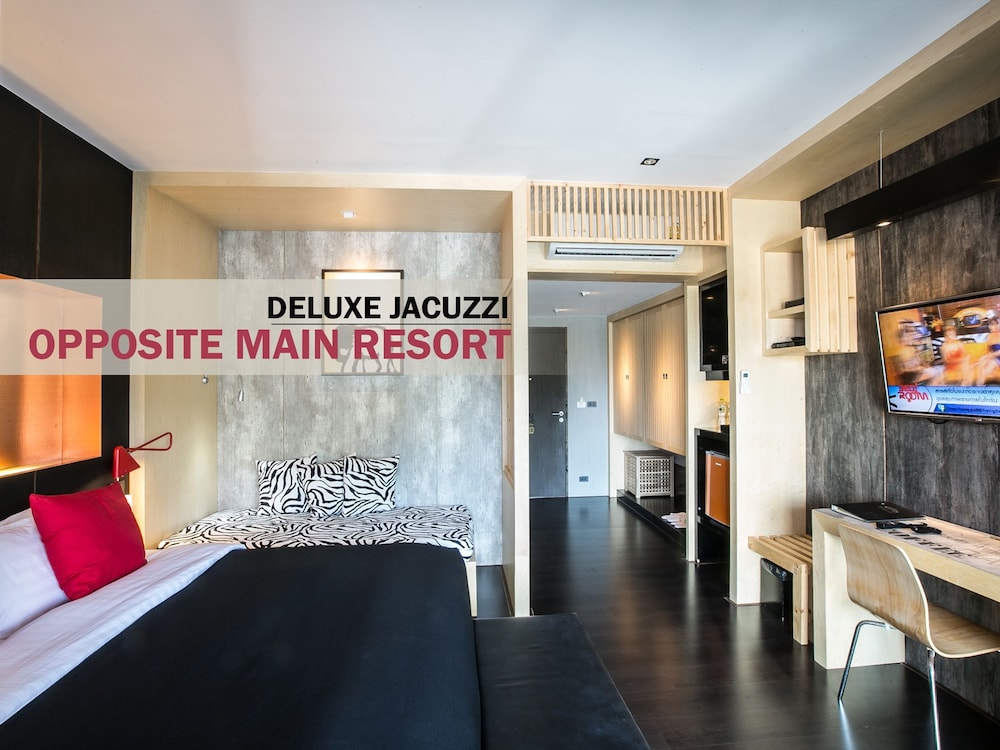 Deluxe Jacuzzi Suite Opposite Main Resort - Photo 2