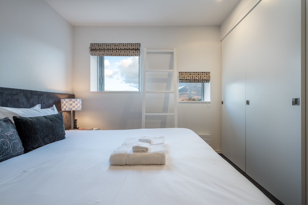 Suite, 2 Bedrooms (Extra Futon Will Be Provided For The 5th Guest) photo 2