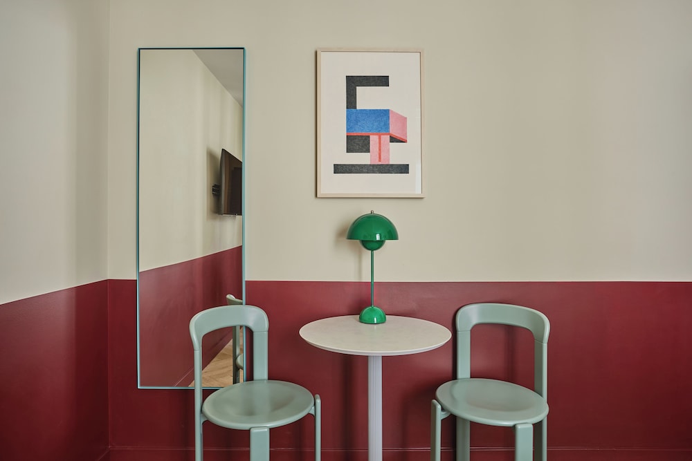 Medium Room - Accessible photo 2