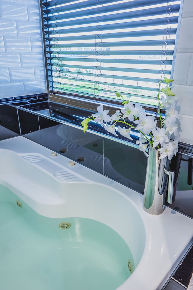 Suite, Jetted Tub, River View thumbnail 6