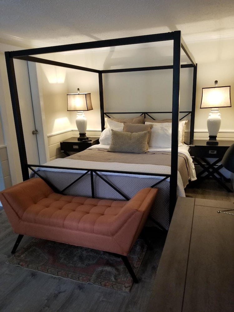 Family Room, 2 Queen Beds, Kitchenette photo 2