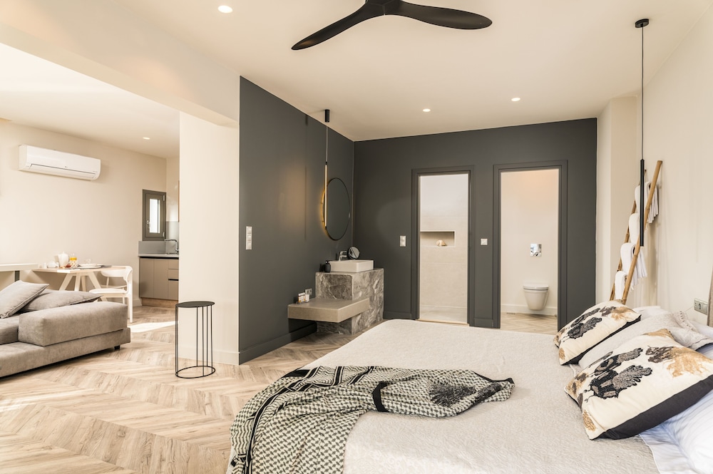 Luxury Suite, 1 King Bed, Kitchenette, Sea View