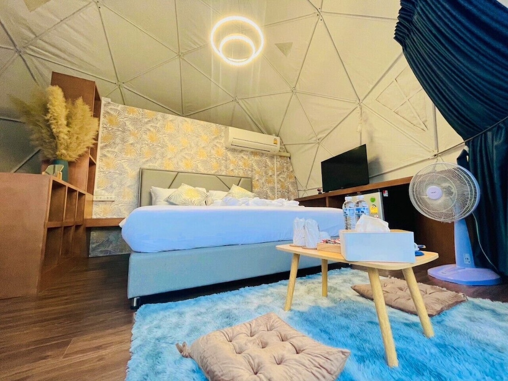 Signature Room - Photo 1