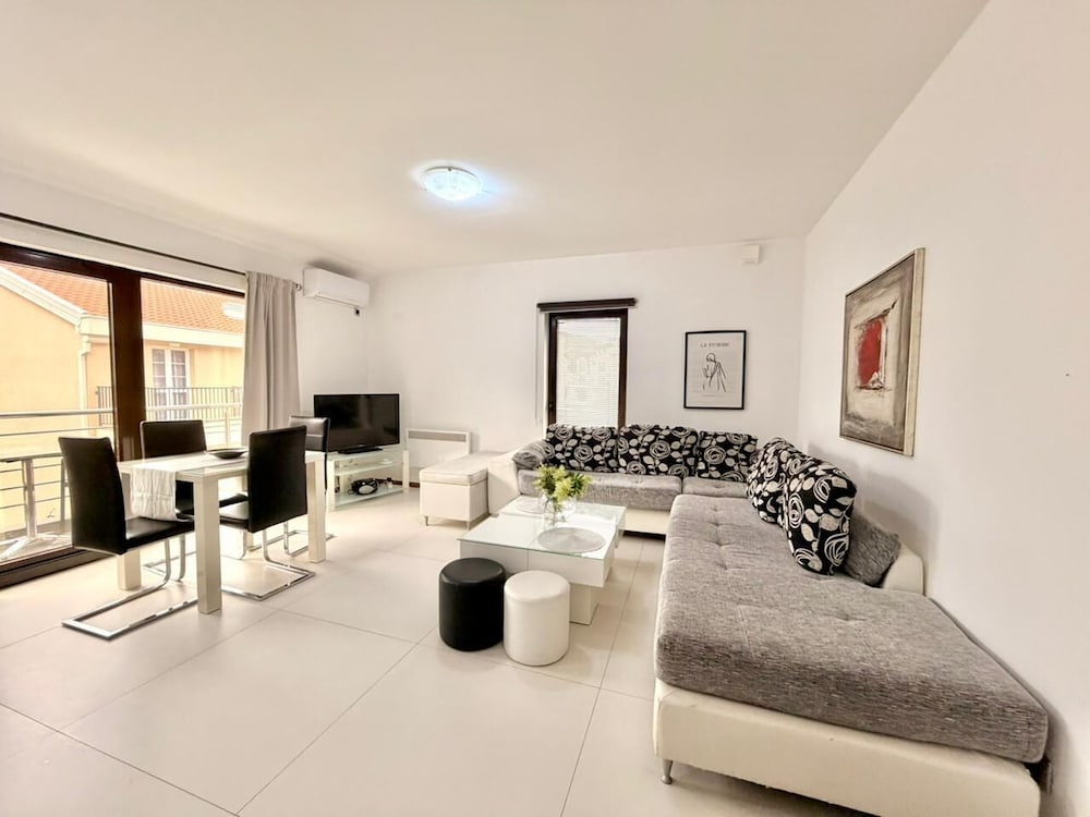 Luxury Apartment, Balcony