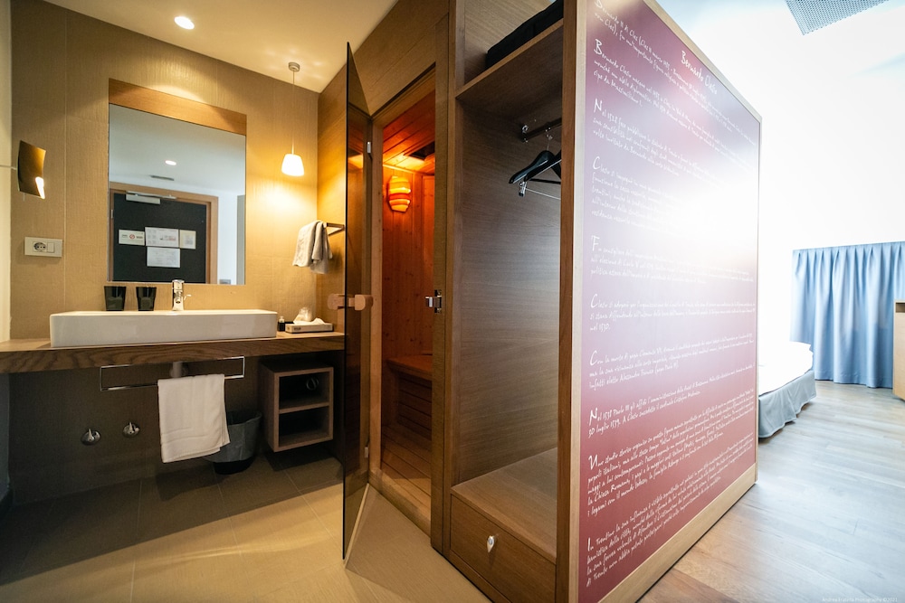 Deluxe Room - Photo 11
