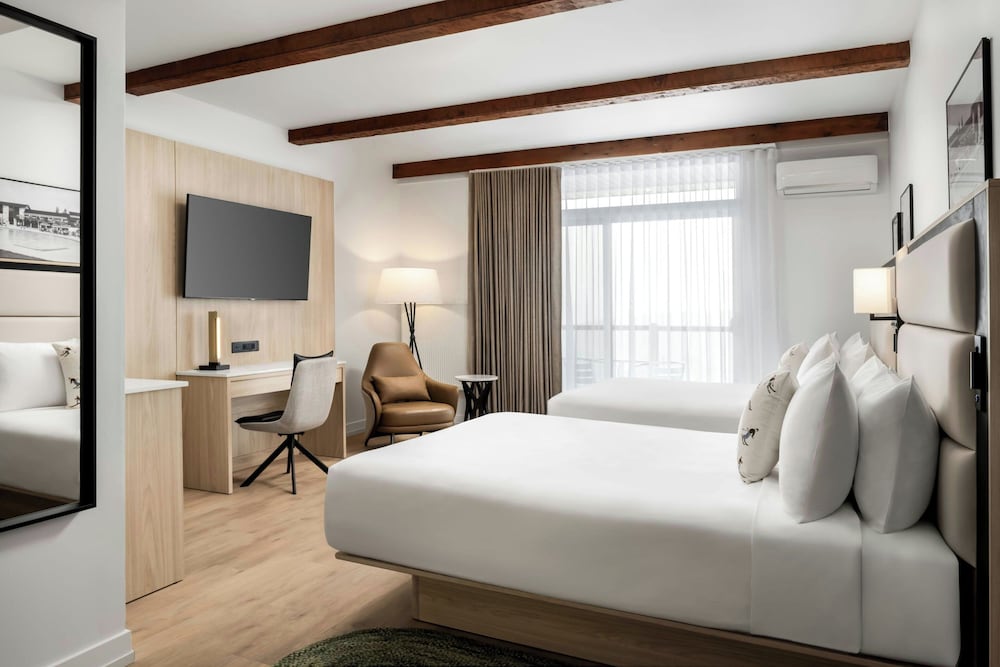 Room, 2 Queen Beds, Balcony, Mountain View - Photo 1
