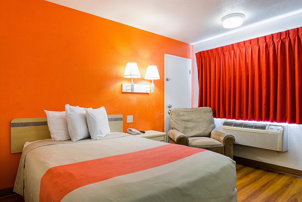 Standard Room, 1 Double Bed, Smoking, Refrigerator & Microwave photo 2