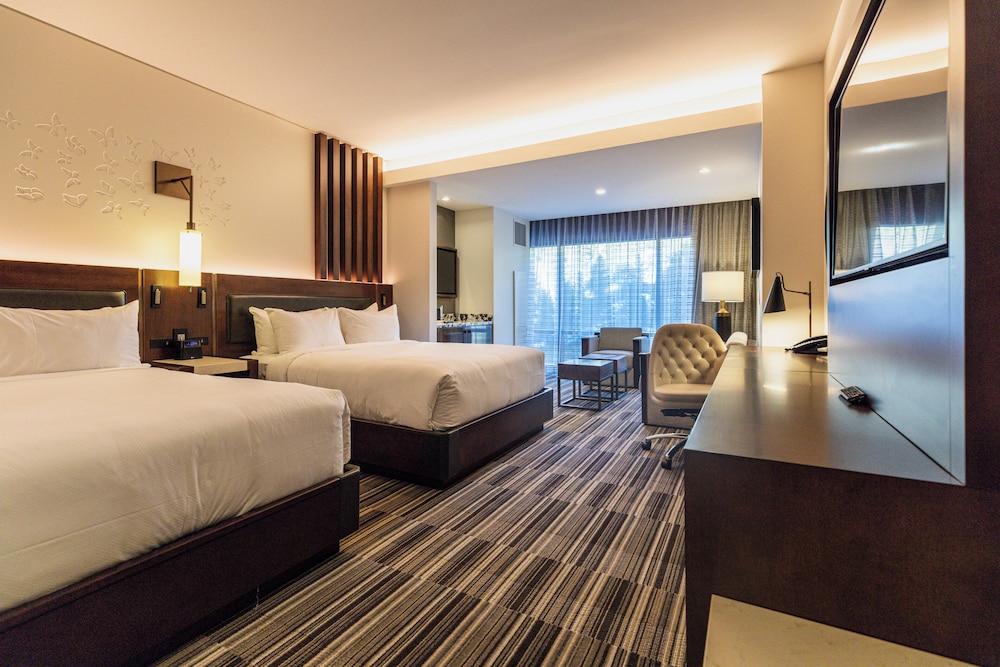 Club Luxury- 2 Queen Beds - Photo 1