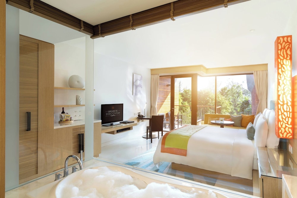 Room, 1 King Bed, Balcony, Garden View - Photo 3